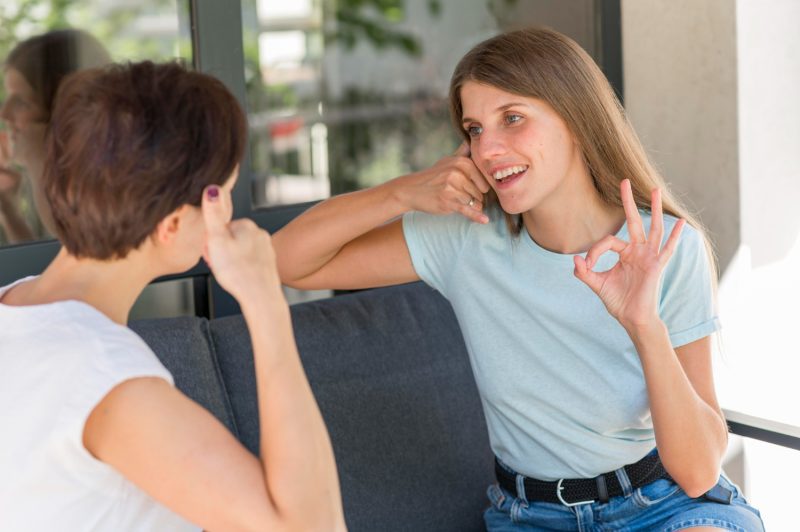 Žmonės bendrauja akis į akį, išreiškia emocijas ir aktyviai klausosi vieni kitų