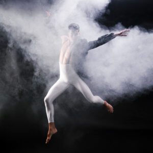 The captivating allure of contemporary ballet: why it mesmerizes audiences today Šiuolaikinio baleto šokėjai scenoje atliekantys ekspresyvų judesį su spalvingais kostiumais.